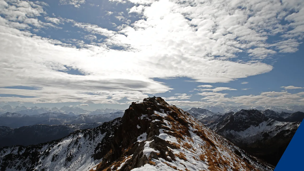 Gipfel mit Schnee und Wolken, Berglandschaft