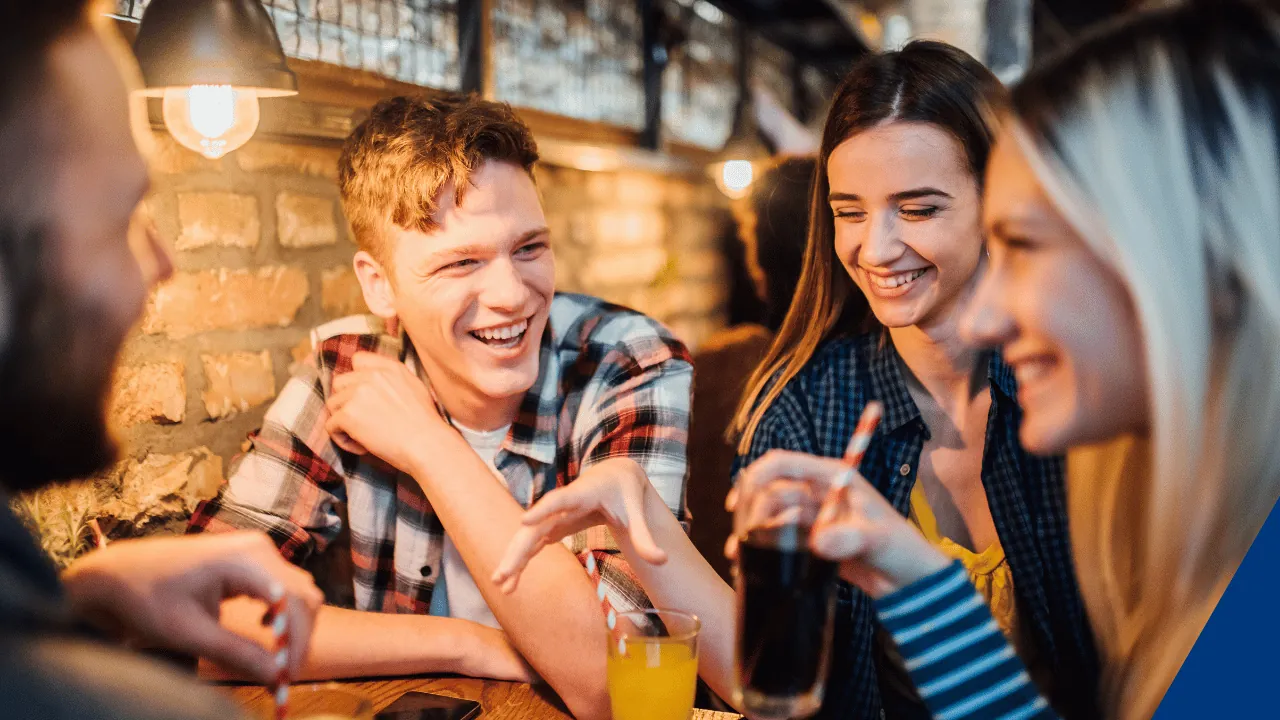 Freunde lachen bei einem Workshop-Meeting