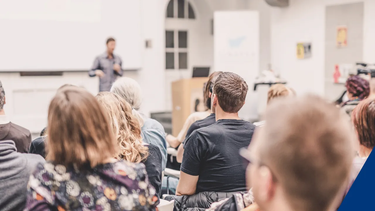 Referent spricht vor Publikum bei einem Workshop, typische Workshop Fehler vermeiden