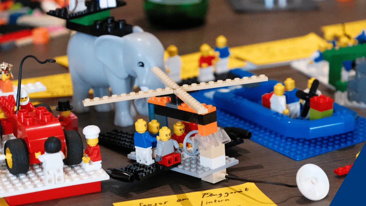 LEGO Serious Play: Bunte Modelle und Figuren auf einem Tisch