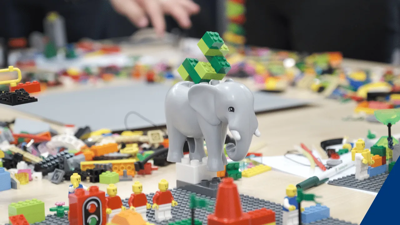 LEGO Serious Play Elefant mit grünen Bausteinen auf dem Rücken