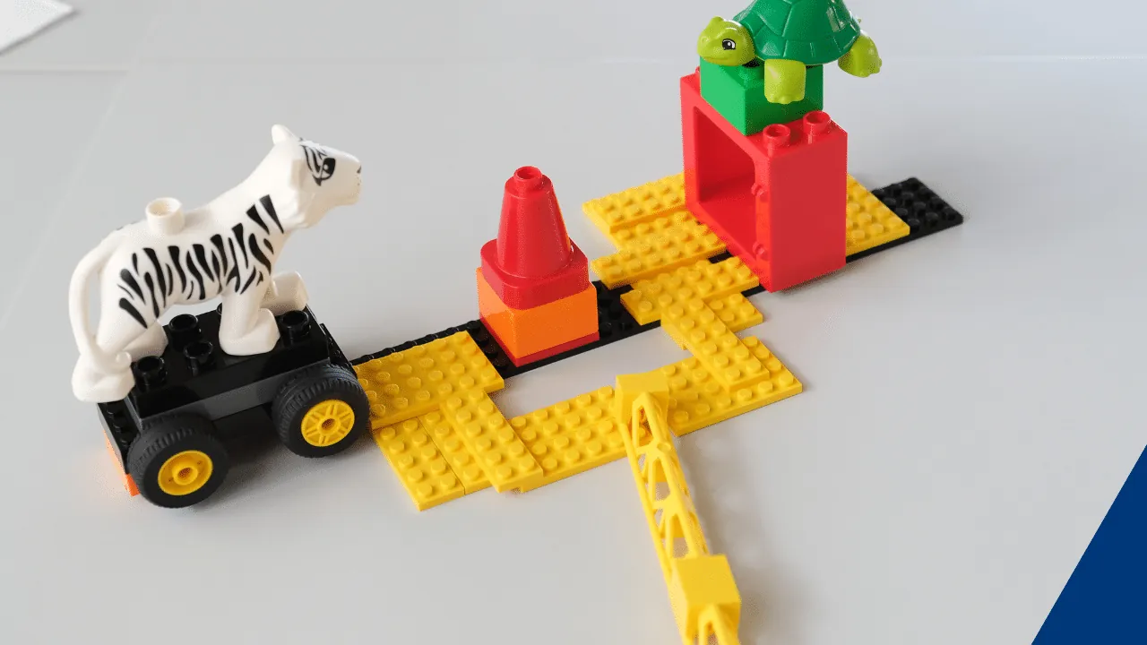 LEGO Serious Play: Tiger und Schildkröte auf bunten Bausteinen