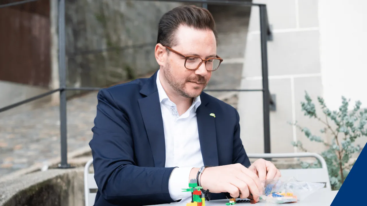 Mann baut mit LEGO Serious Play Steinen