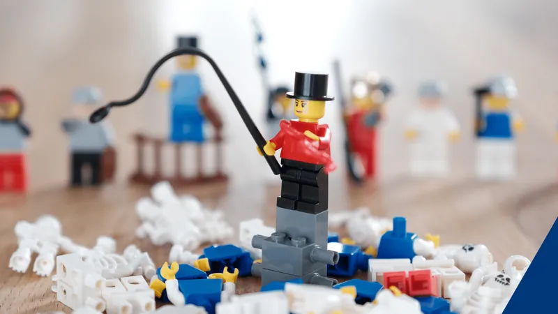 LEGO® SERIOUS PLAY® Workshop-Bingo: Figuren mit Peitsche und Zylinder