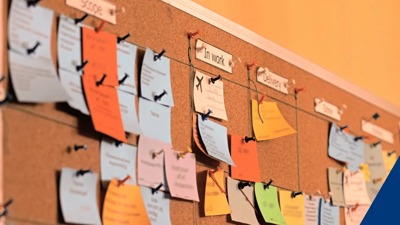 Jahresplanung mit Post-Its an einer Wand