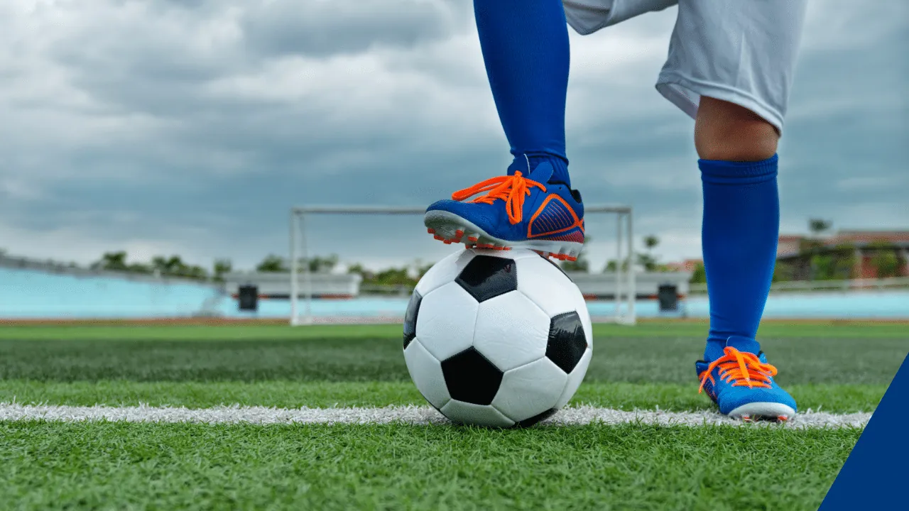 Fussballspieler mit einem Fuss auf dem Ball ist bereit für den Kick-off